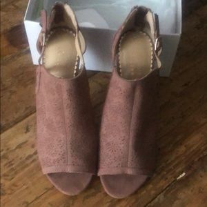 Beautiful detailed Lauren Conrad Caramel Heels.